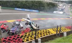 Spaventoso incidente a Spa: carambola di auto in pista - Video 