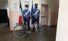 Mette in vendita online una bicicletta rubata, il proprietario la riconosce e va all'appuntamento con i carabinieri: denunciato per ricettazione