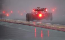 Pioggia e rinvii: Verstappen vince il Gp dei "tre giri" (e di metà punteggio)