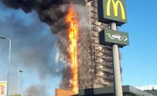 Palazzo di 15 piani in fiamme a Milano