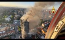 Incendio di Milano: grattacielo ancora in fase di spegnimento