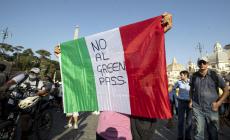 I «no vax» con il bastone degli avi di Neanderthal  