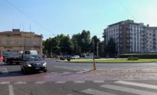 Finisce con l'auto contro un albero in piazzale Santa Croce: un ferito