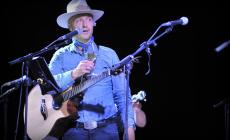 Medesano, il cowboy Bastianich in concerto: "Energia pazzesca col pubblico"