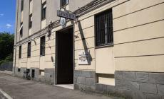 Si siede dietro di lei sul bus e alla fermata successiva le strappa la collana e fugge: denunciato