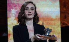 Giulia Caminito vince il premio Campiello 2021 con "L'acqua del lago non è mai dolce"