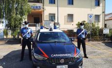 Strappano la collana a un 17enne che attende il bus: divieto di avvicinamento e obbligo di presentazione alle forze dell'ordine per due 18enni