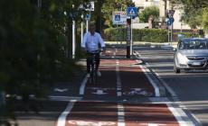 Da via Langhirano a via Emilia ovest sulla pista «invisibile»: percorso mal segnalato e disseminato di buche