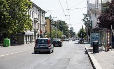 Via Emilia Est, paura per un pedone investito da un'auto 