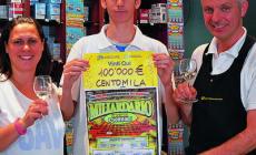 Vince 100mila euro e lascia la mancia