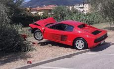 Vuole fare un  video mentre sgomma con la Ferrari ma va contro un ulivo