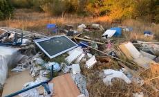 Vigatto, si allarga la discarica abusiva nel greto della Parma - Video