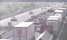 Un'altra mattina da incubo in A1: tamponamento tra tre camion e 15 km di coda tra Bivio con la A22 e Terre di Canossa. E verso Bologna 2 km di coda per curiosi