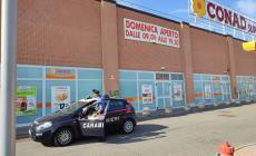 Banda di 15enni ruba bibite al supermercato e aggredisce gli addetti per poter fuggire: due denunciati