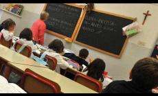 Maestra sospesa per avere fatto recitare le preghiere in classe. L'assessore: "La prendo come consulente" 