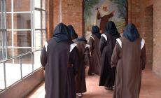 Raid in un convento di clausura durante la notte bianca a L'Aquila. Le suore denunciano: "Anche due nudi nel confessionale" 
