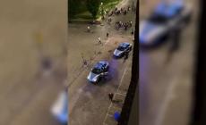 Notte movimentata in via Garibaldi, 41enne ubriaco e molesto reagisce ai poliziotti: il video di un lettore