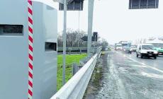 Nascondeva la targa per sfuggire agli autovelox, denunciato motociclista
