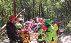 Cade nei boschi con la moto da enduro e si ferisce in modo grave: soccorsi da terra e cielo a Banzola