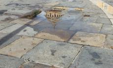 "Uno scatto ricco di poesia": gioco di riflessi in piazza Garibaldi a Parma