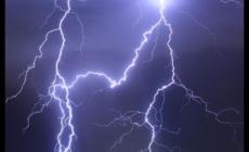 Fulmine si abbatte sul tetto di una casa e fa scoppiare l'incendio. Intossicazione da monossido per gli abitanti