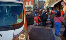 Via D'Azeglio, cade dalla bici per evitare un'altra ciclista