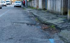 Via Pasubio, gli abitanti: strada come un colabrodo 