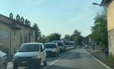 Auto si ribalta in un canale lungo la via Emilia a Fontevivo: un ferito. 5km di coda