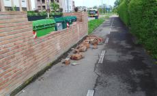 Foto dei lettori- Muro abbattuto e mattoni abbandonati sul marciapiede