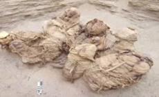 Perù, muratori scoprono i resti umani di 8 persone sepolte 800 anni fa - Video