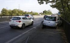 Tangenziale sud, auto vola fuori strada e si incastra nel marciapiede - Le foto