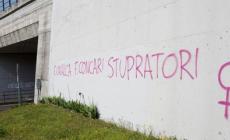 Scritte sui muri contro i presunti stupratori