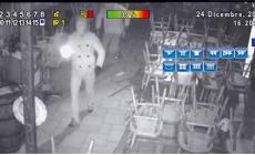 Bastano tre minuti. E i banditi scappano con la cassaforte
