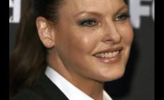 Linda Evangelista patteggia dopo  il disastro dal dermatologo: era rimasta "sfigurata"