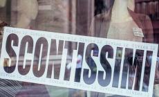 La città non si svuota: ed è caccia ai saldi
