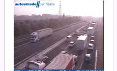 Camion perde materiali in A1: coda di 6 km tra Fidenza e bivio A1 - A15