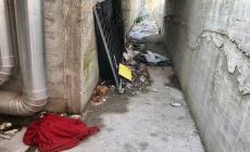 Via Largo Palli accumulo immondizia di senza tetto - Foto 