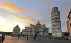Turista incide sulla Torre di Pisa un cuore e le iniziali della coppia: denunciata