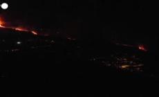 La lava del vulcano raggiunge il mare: a La Palma rischio di nubi tossiche - Video 
