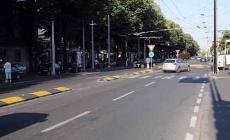 Scippo violento in via Gramsci: bloccato da un poliziotto in pensione, un romeno e Volanti