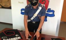 Rubano gli smartphone dai pacchi in spedizione:  denunciati e licenziati due parmigiani