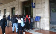Stazione, alla porta per raggiungere i binari c'è il lucchetto: disagi per i pendolari