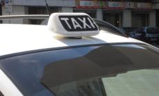 Turista dimentica borsello con 10mila euro, tassista lo porta ai carabinieri