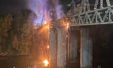 A fuoco il Ponte di Ferro a Roma, crolli di alcune parti - VIDEO