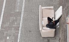 Via Trento, "divano-letto" sul marciapiede
