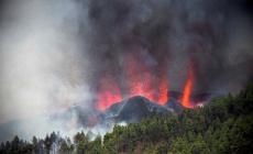 Eruzione alle Canarie: voli sospesi a causa della cenere 