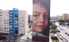Lo street artist Jorit dedica un murale a Giorgio, 15enne morto di tumore a Taranto - Video