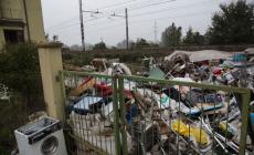 Topi e nutrie tra i rifiuti della villetta-discarica 