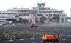 Eruzione alle Canarie: voli ancora fermi a La Palma, problemi anche a Tenerife