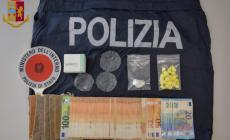 Usciva dalla comunità di accoglienza per spacciare cocaina: trovato con 20 dosi nella mascherina e 6.800 euro
